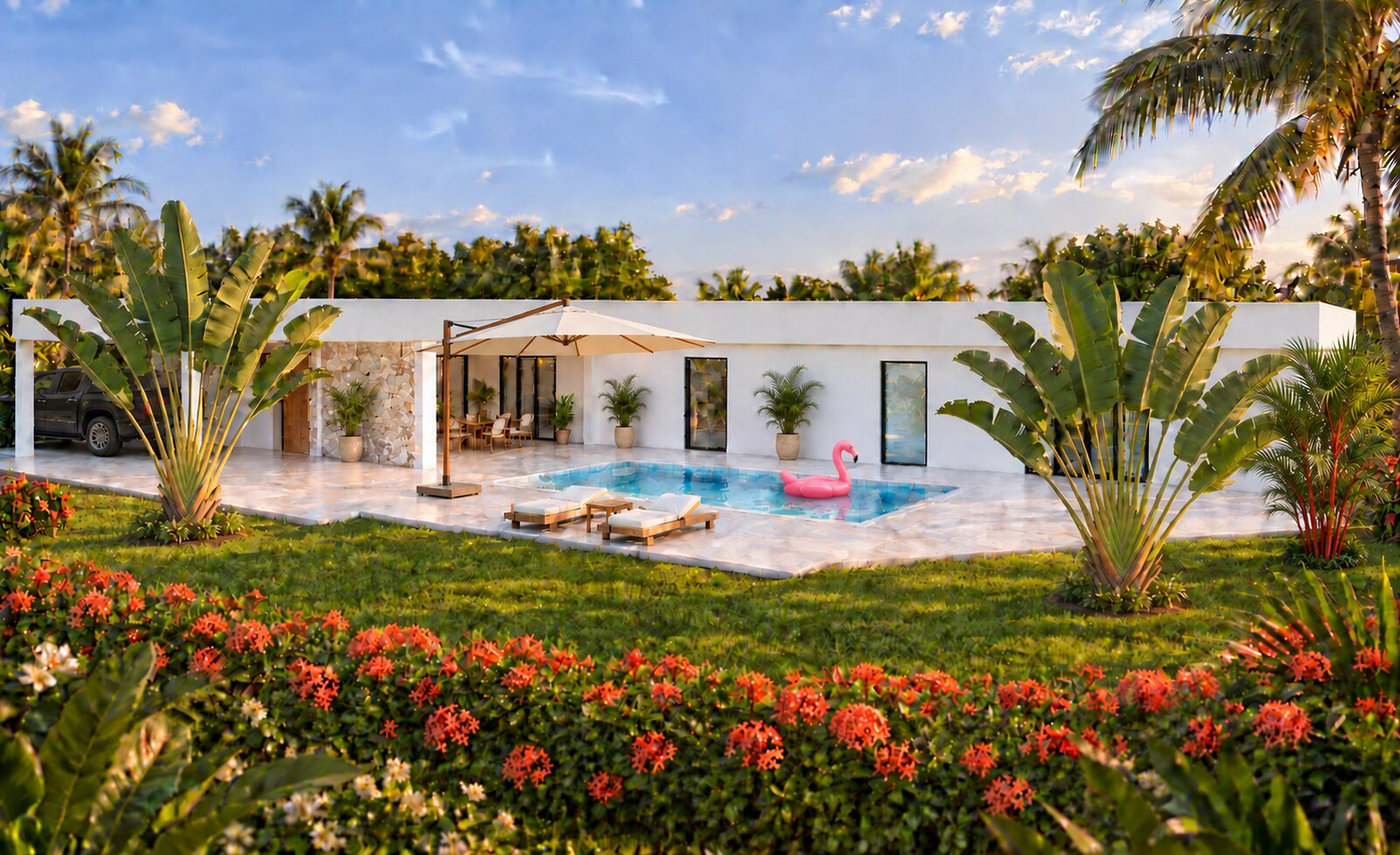 Villa de Oro: fachada blanca de un solo nivel con piscina, jardín tropical y palmeras